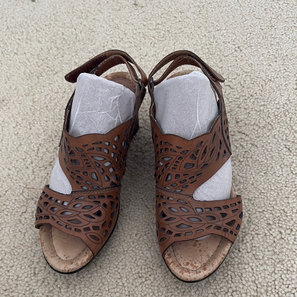 New Earth Brown Cutout Sandals